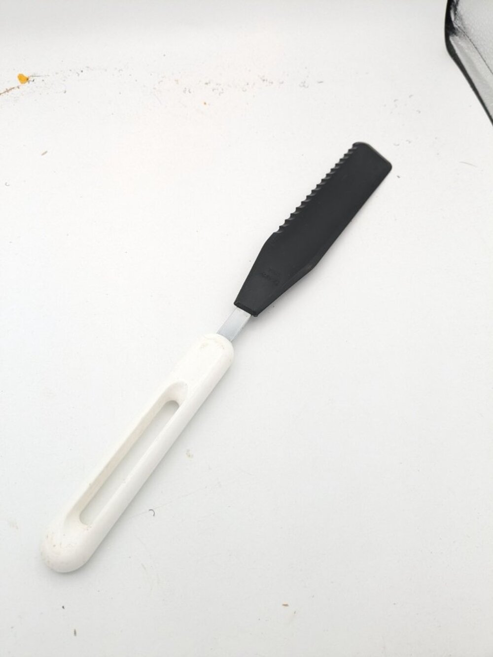 Bonny Icing Spatula Spreader Serrated Knife 13" Nylon Plastic White